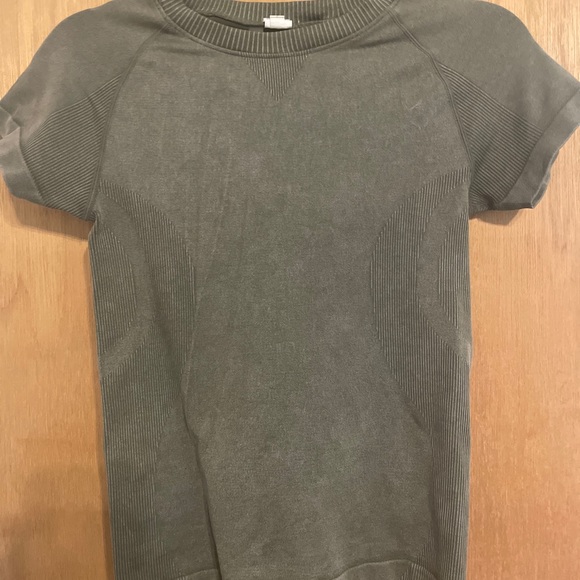 Workout top - Picture 2 of 6